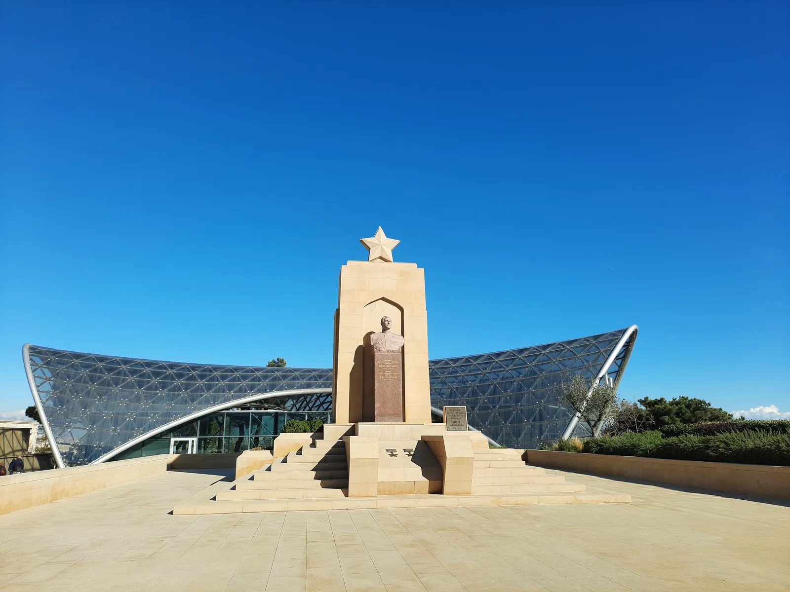 Həzi Aslanov Qəbirüstü Abidəsi (Hazi Aslanov Grave Monument)