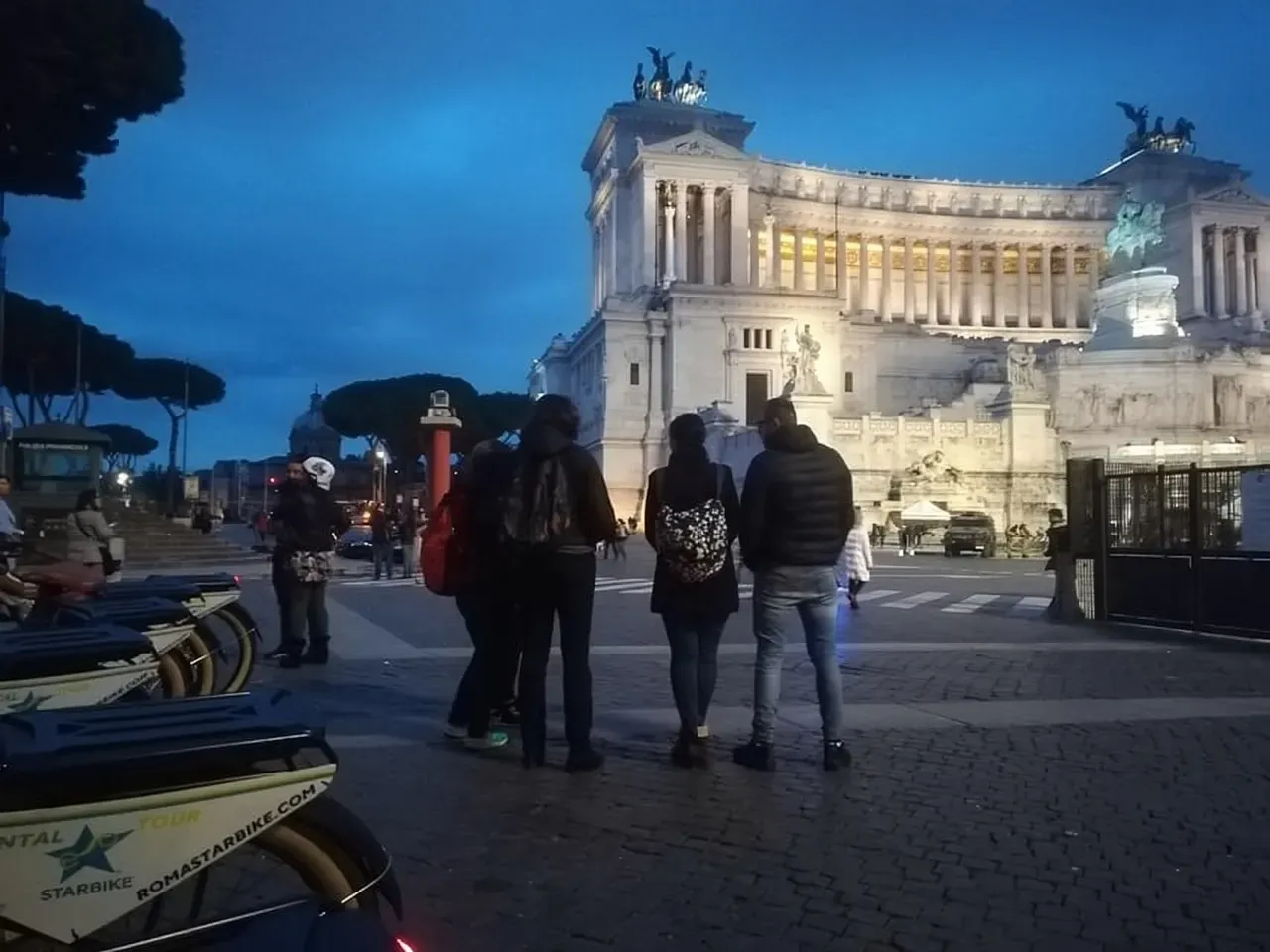 Rome: E-Bike Sunset Tour with Pizza Upgrade