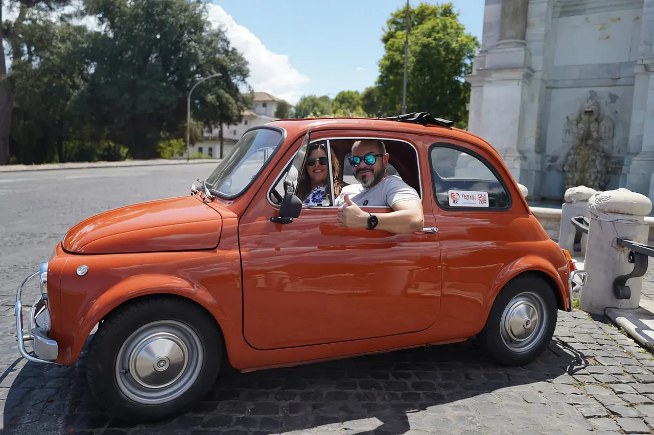 Rome: City Tour in a Retro Fiat 500 with Photo Stops