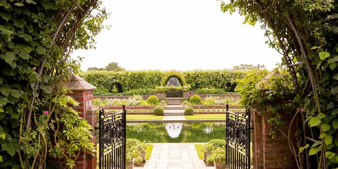 London: Guided Walking Tour + Changing of the Guard + Kensington Palace Entry
