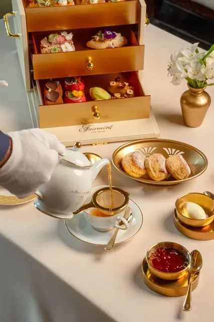 Dubai: Golden Afternoon Tea at Fairmont The Palm