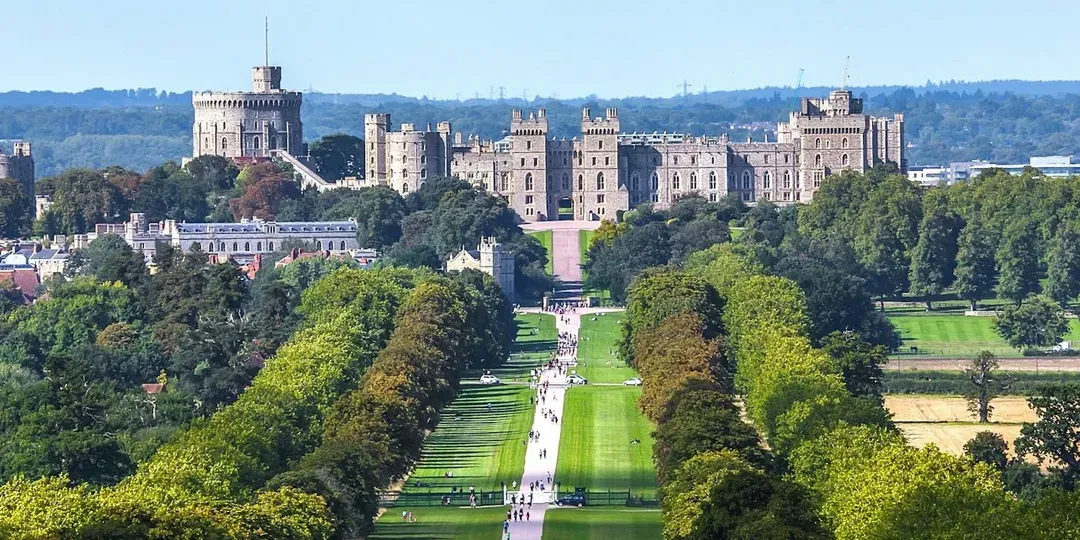 Stonehenge & Windsor Castle: Day Trip from London