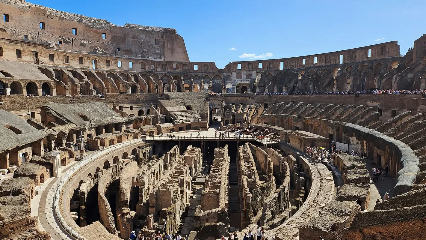 Tour of Colosseum & Roman Forum with Dutch Guide
