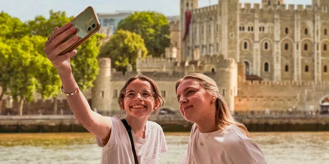 Tower of London: Guided Tour + Thames River Cruise + Crown Jewels Access
