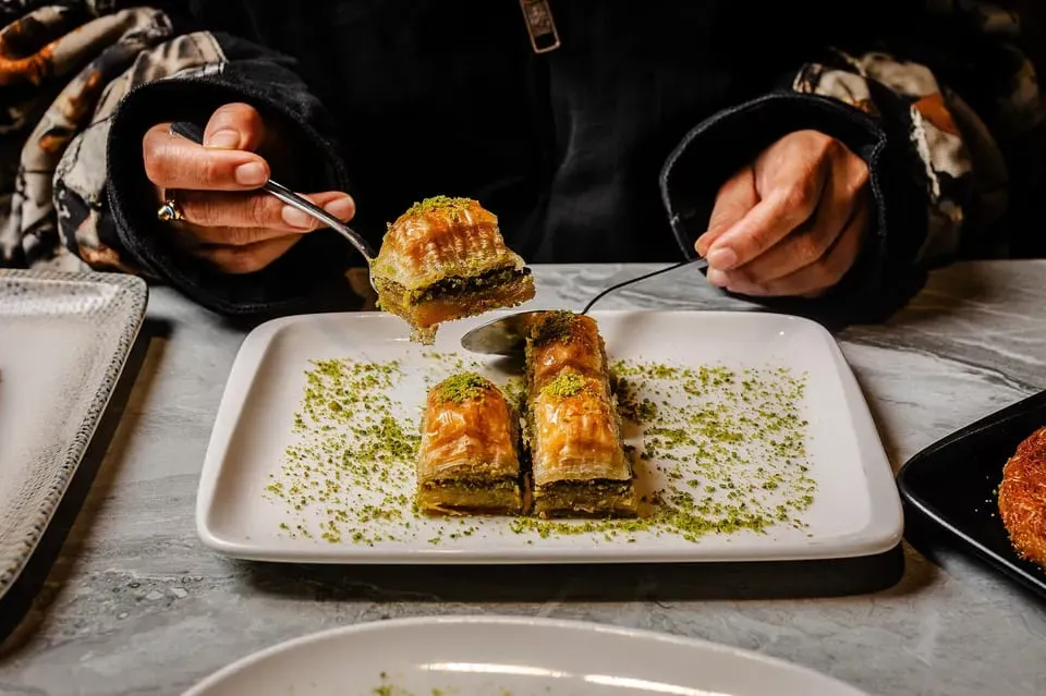 Istanbul: Bosphorus Bites Food Tour 14+tastings/2 continents