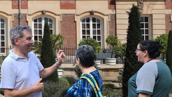 London: Royal Hampton Court Guided Tour with Afternoon Tea