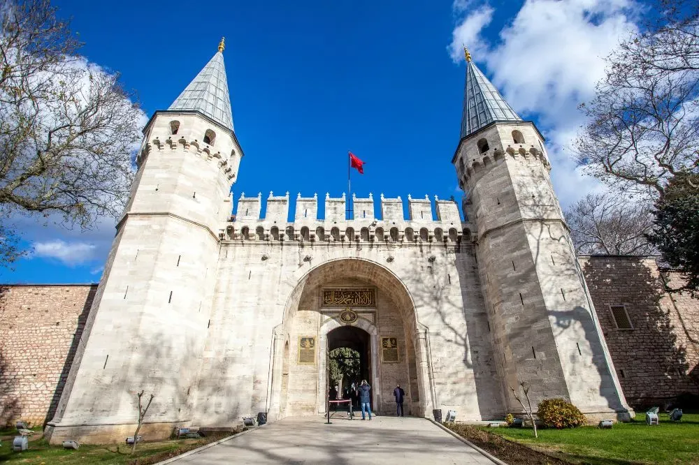 Topkapi Palace + Harem Museum + Basilica Cistern + small group tour