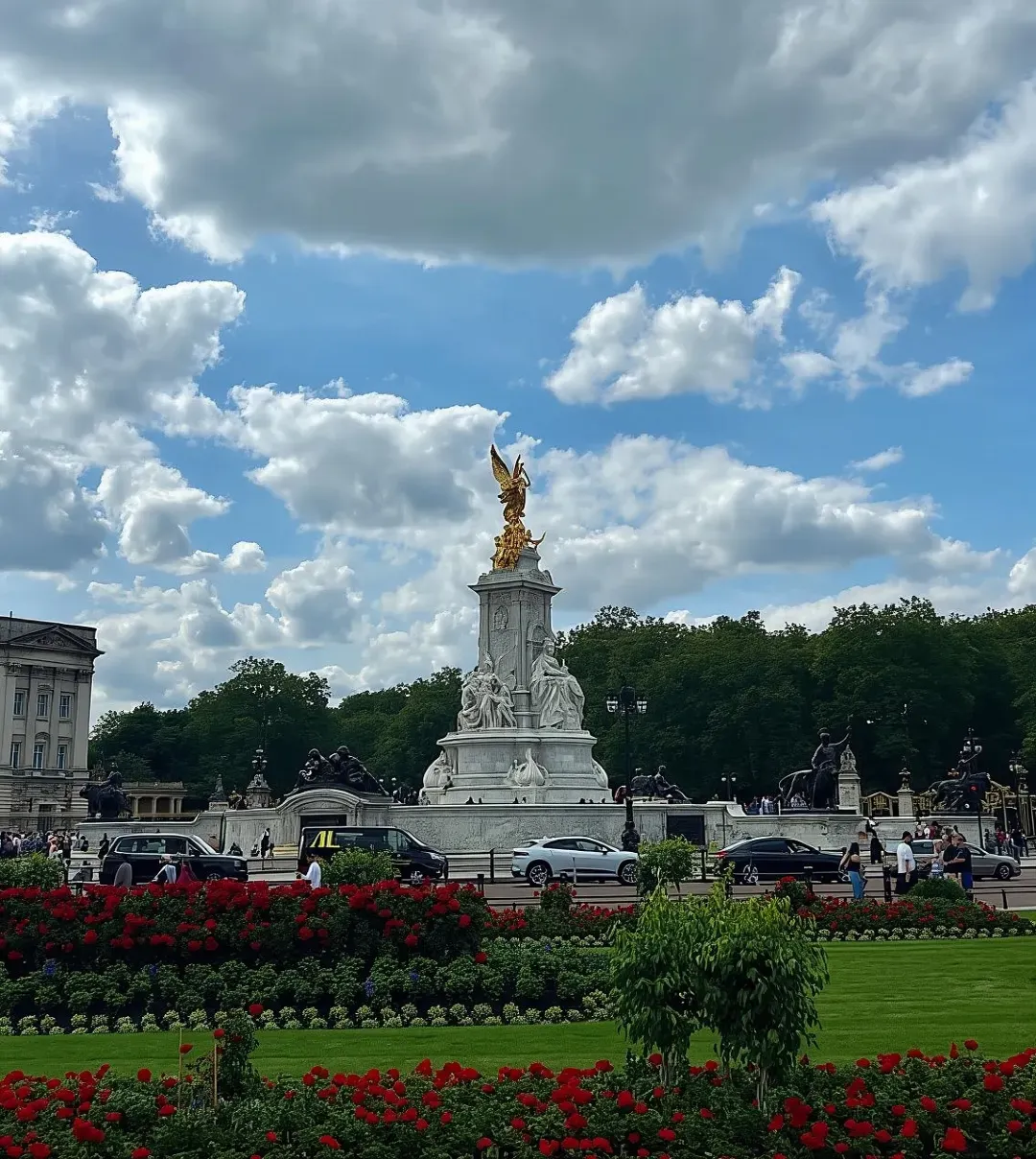 London: Guided Walking Tour with Changing Of The Guard