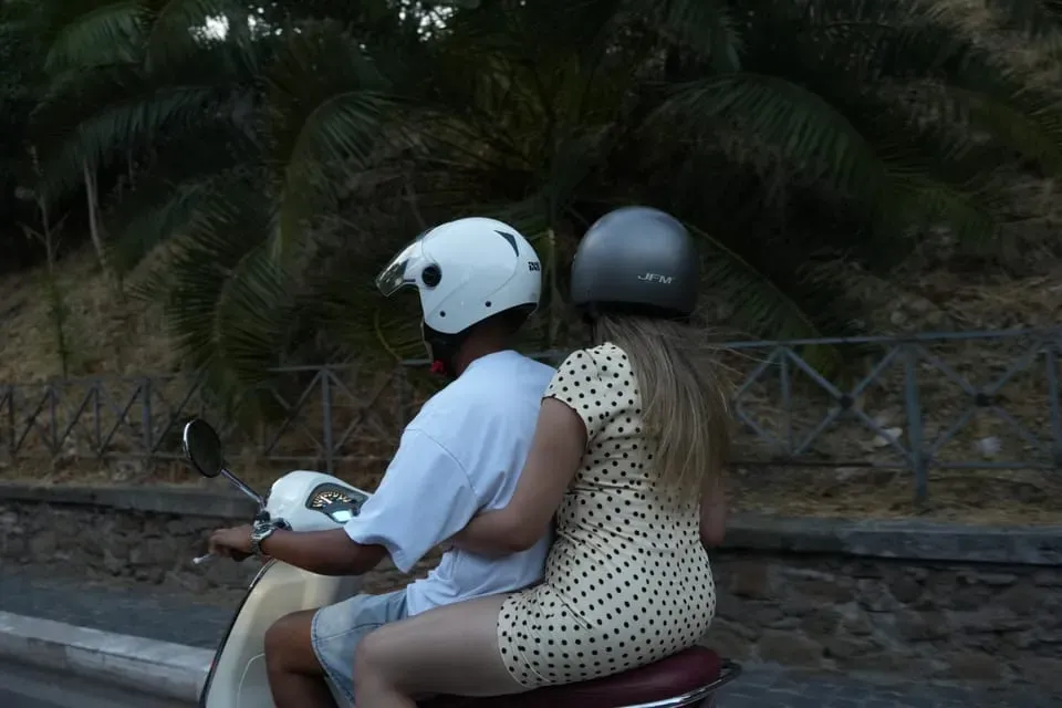 Rome: Vespa Tour with Photoshoot and Tiramisu Experience