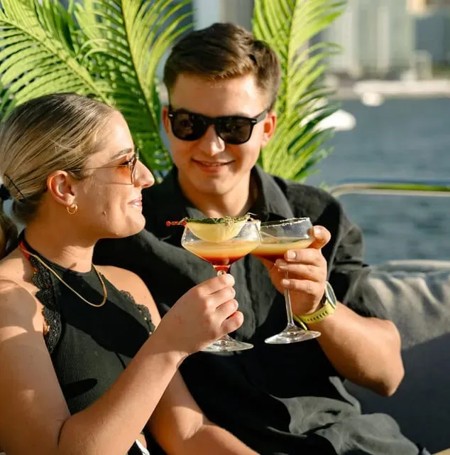Dubai: Sunseeker Superyacht VIP Dinner, Drinks & Live DJ